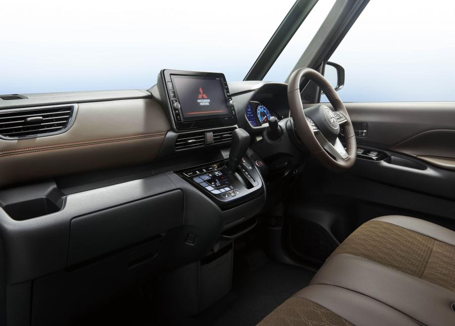 Торпедо Mitsubishi eK X Space 2020 года  (фото 2 из 40)